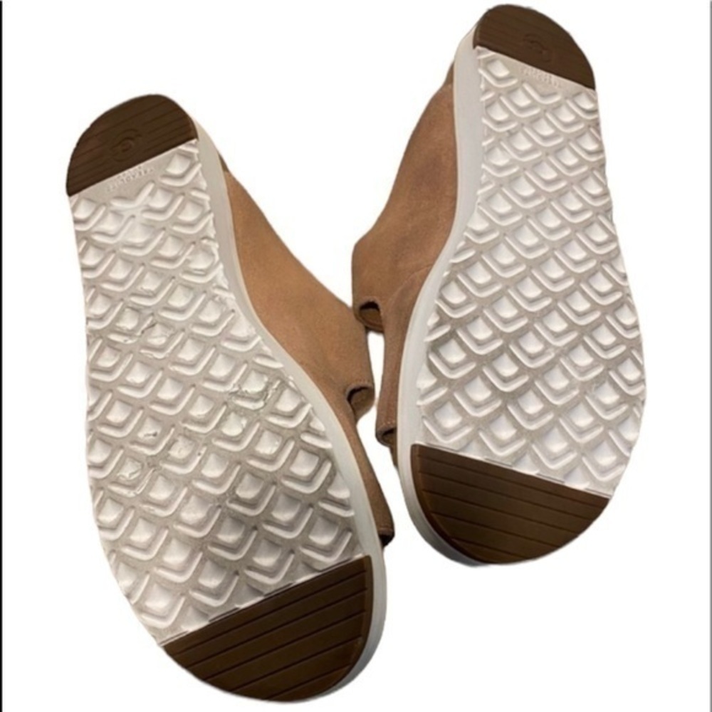 UGG Women's Fluff Indio Flat Sandal - Picture 8 of 10
